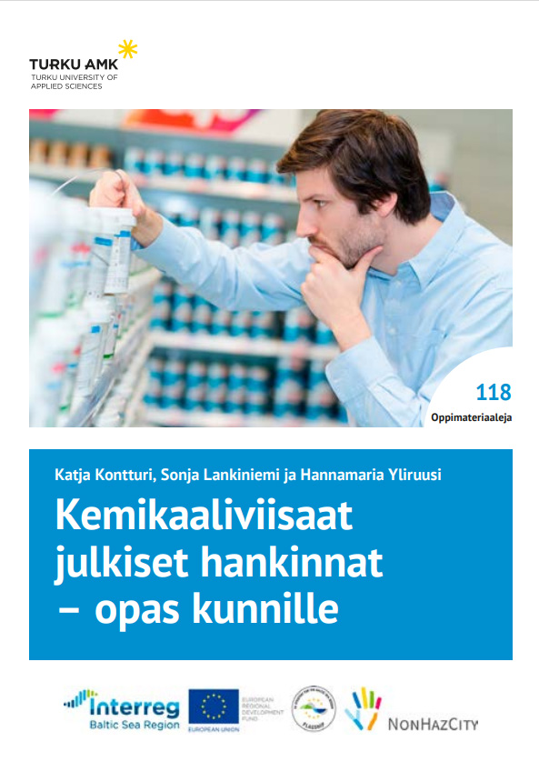 Henkilö tutkii laboratorionäytteitä.