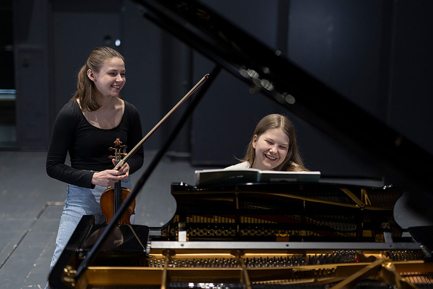 Viulisti ja pianisti konserttisalissa