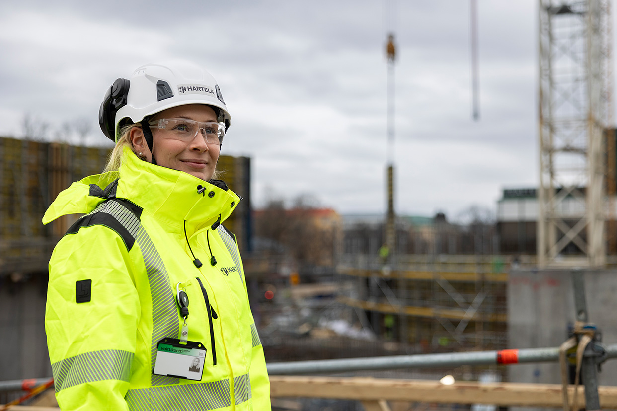 Henkilö seisoo rakennustyömaalla 