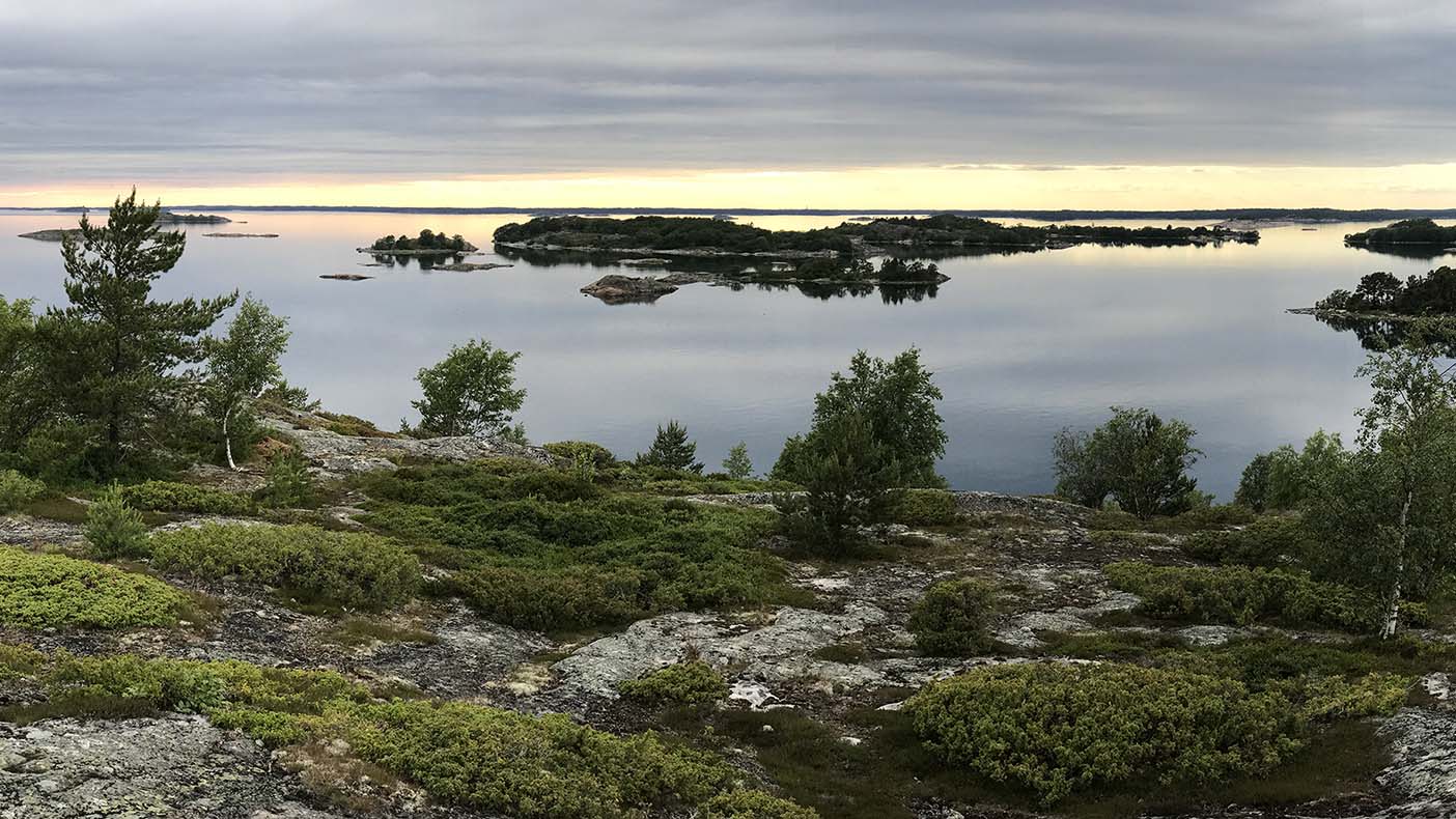 Saaristomaisema, saaria ja tyyni meri