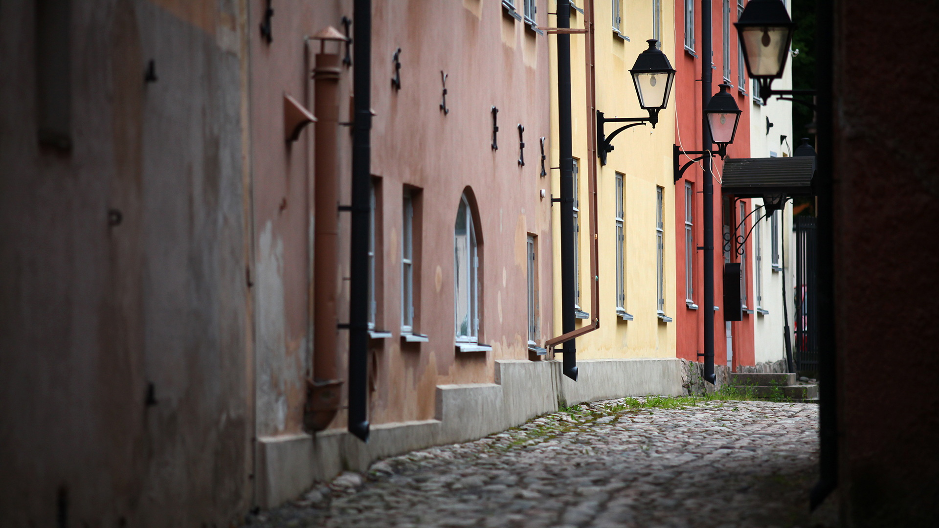 Vanha katukuva mukulakivikadusta ja vanhoista rakennuksista