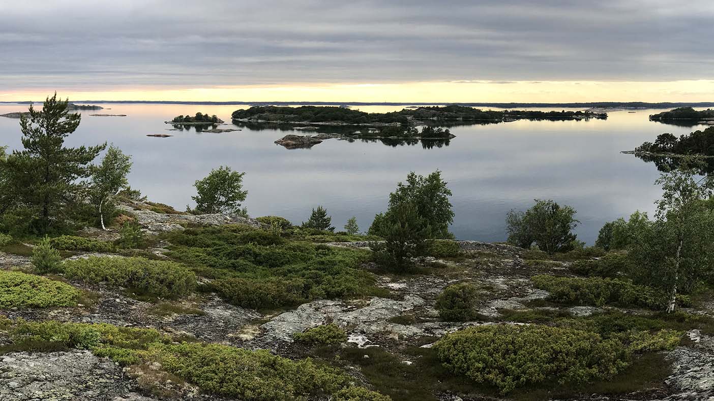 Saaristomaisema tyynellä säällä Berghamnista Paraisilta