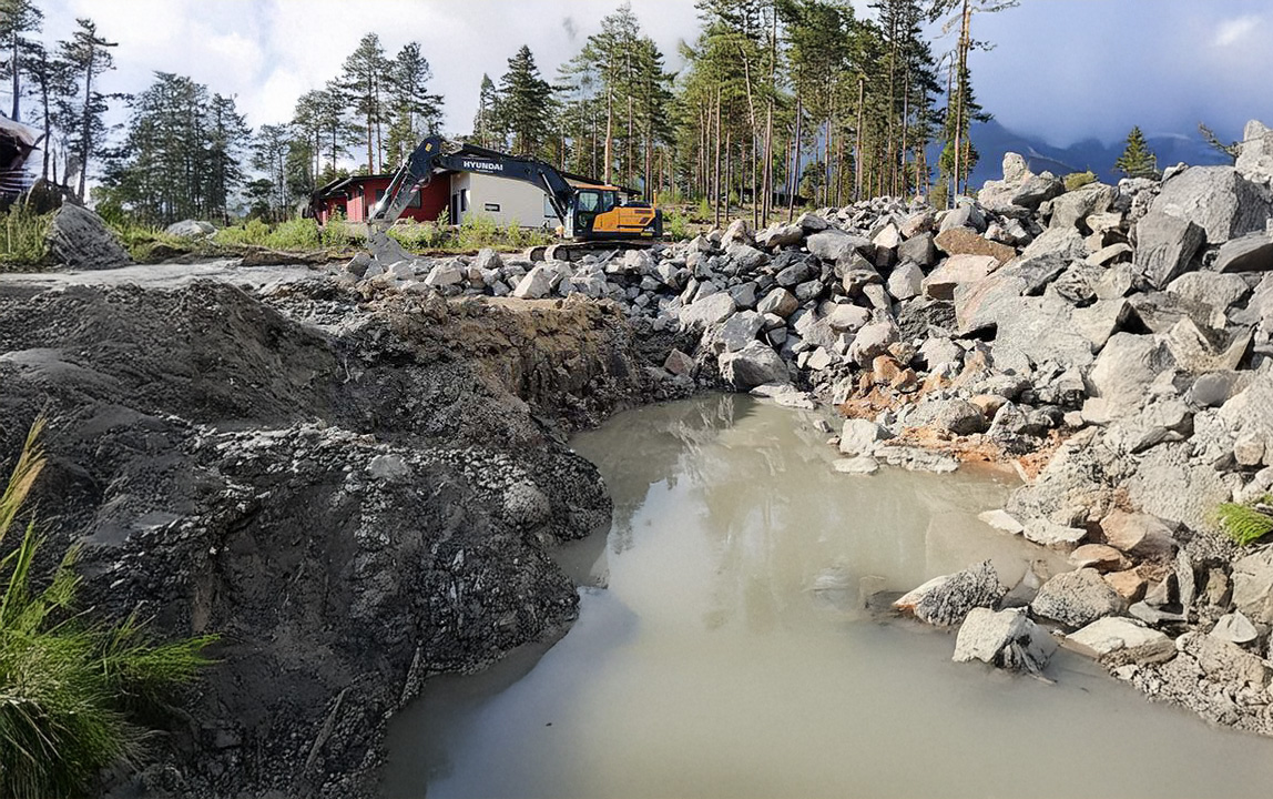 Työmaavesiä metsämaisemassa