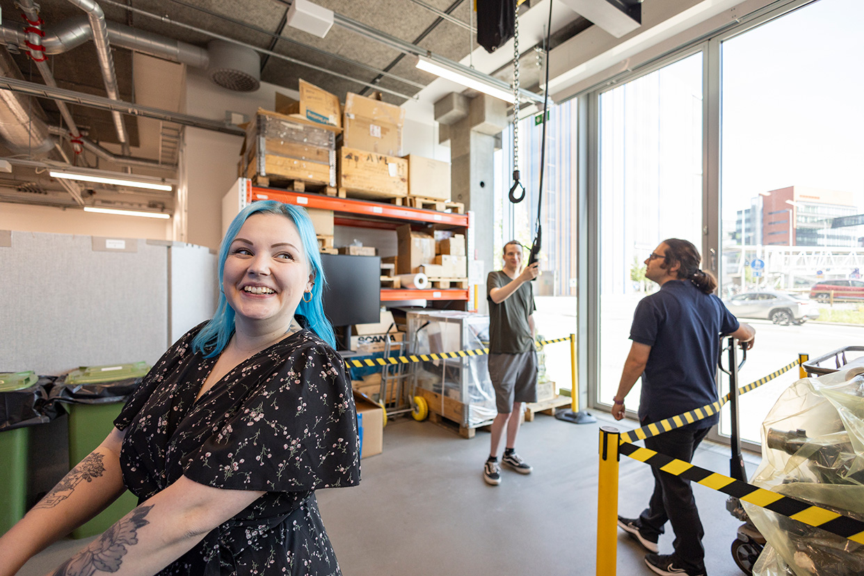 Kolme henkilöä konetekniikan laboratoriossa