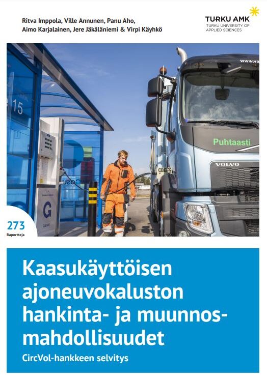 Mies tankkaamassa rekkaa bensa-asemalla