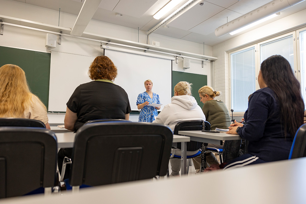 Henkilö opettaa luokassa