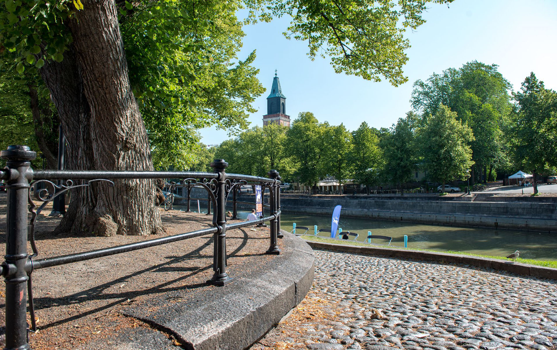 Maisema Turun Aurajokirannasta, taustalla siintää Turun tuomiokirkko.